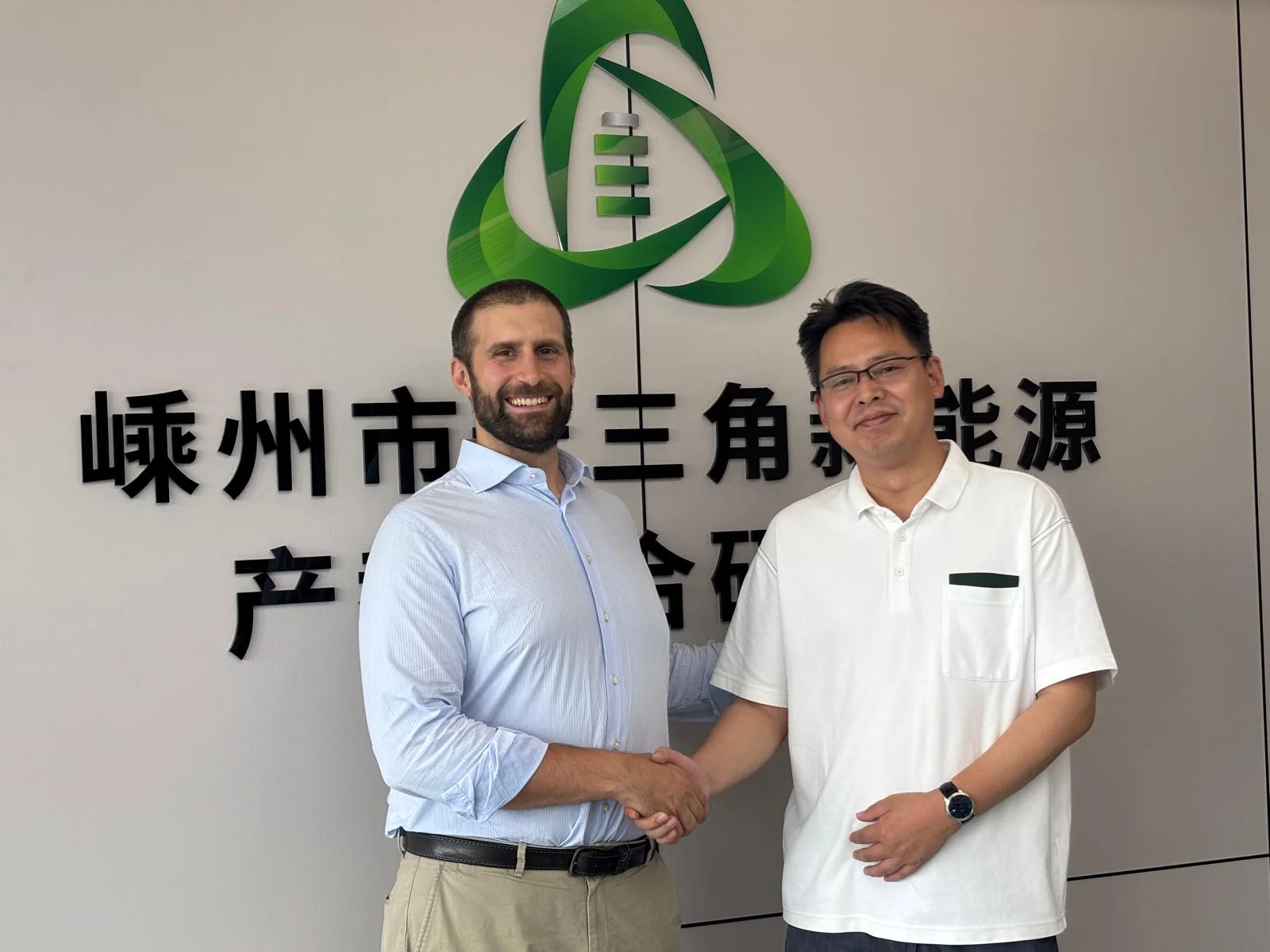 Two business contacts shaking hands during a visit